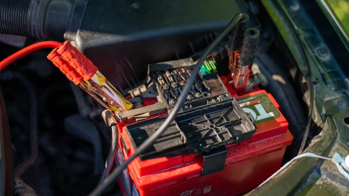 Câbles de démarrage branchés sur une batterie de voiture
