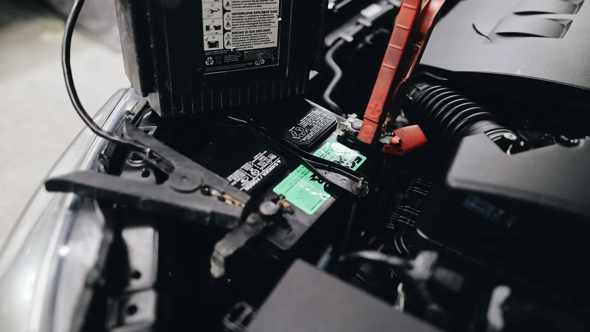 Câbles de démarrage branchés sur une batterie de voiture